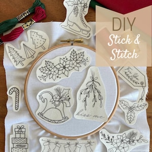 Könnte beinhalten: Eine Sammlung von DIY-Stick-Patches mit weihnachtlichen Designs, darunter ein Weihnachtsbaum, ein Schlittschuh und Mistelzweige. Die Patches sind auf weißem Stoff mit einem Stickrahmen angeordnet, zusammen mit grünen und roten Stickgarnen. Der Text "DIY Stick & Stitch" ist ebenfalls sichtbar.