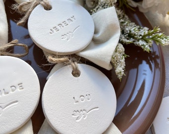 Personalized clay wedding place cards - Round christening place cards, clay table names - Boho wedding favors - Table decorations