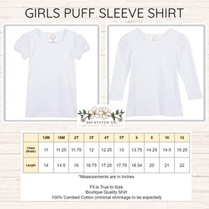 K&ouml;nnte beinhalten: Gr&ouml;&szlig;entabelle f&uuml;r M&auml;dchen-Puff&auml;rmel-Shirts mit kurzen und langen &Auml;rmeln. Die Tabelle zeigt die Brustweite und die L&auml;nge in Zoll f&uuml;r die Gr&ouml;&szlig;en 12M bis 12. Der Text lautet "Measurements are in inches", "Fit is True to Size", "Boutique Quality Shirt", and "100% Combed Cotton (minimal shrinkage to be expected)".