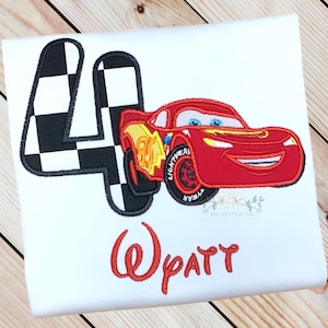 Pu&ograve; includere: T-shirt bianca con un'auto da corsa rossa dei cartoni animati e il numero quattro con un disegno a bandiera a scacchi. Il nome "Wyatt" &egrave; scritto in rosso sotto. Adatto per un compleanno per bambini.