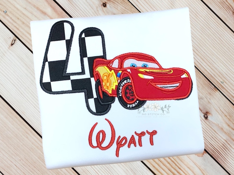 Pu&ograve; includere: T-shirt bianca con un'auto da corsa rossa dei cartoni animati e il numero quattro con un disegno a bandiera a scacchi. Il nome "Wyatt" &egrave; scritto in rosso sotto. Adatto per un compleanno per bambini.
