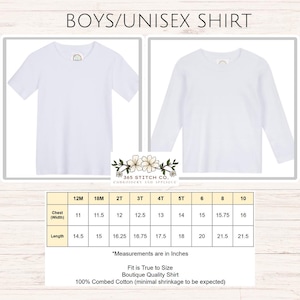 K&ouml;nnte beinhalten: Gr&ouml;&szlig;entabelle f&uuml;r Jungen- und Unisex-Shirts in den Gr&ouml;&szlig;en 12M bis 10. Die Tabelle zeigt die Brustweite und die L&auml;nge in Zoll. Der Text lautet "Measurements are in inches", "Fit is True to Size", "Boutique Quality Shirt", and "100% Combed Cotton (minimal shrinkage to be expected)".