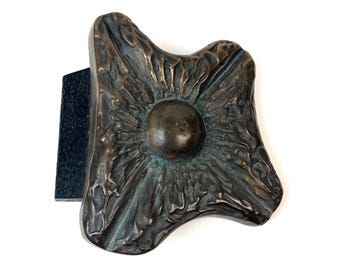 Superbe et rare poignée de porte d'entrée en bronze massif, style brutaliste abstrait, datant du milieu du XXe siècle, Allemagne, 1960.