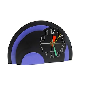 Hermoso y raro reloj de escritorio posmoderno de la era de Memphis de los años 80