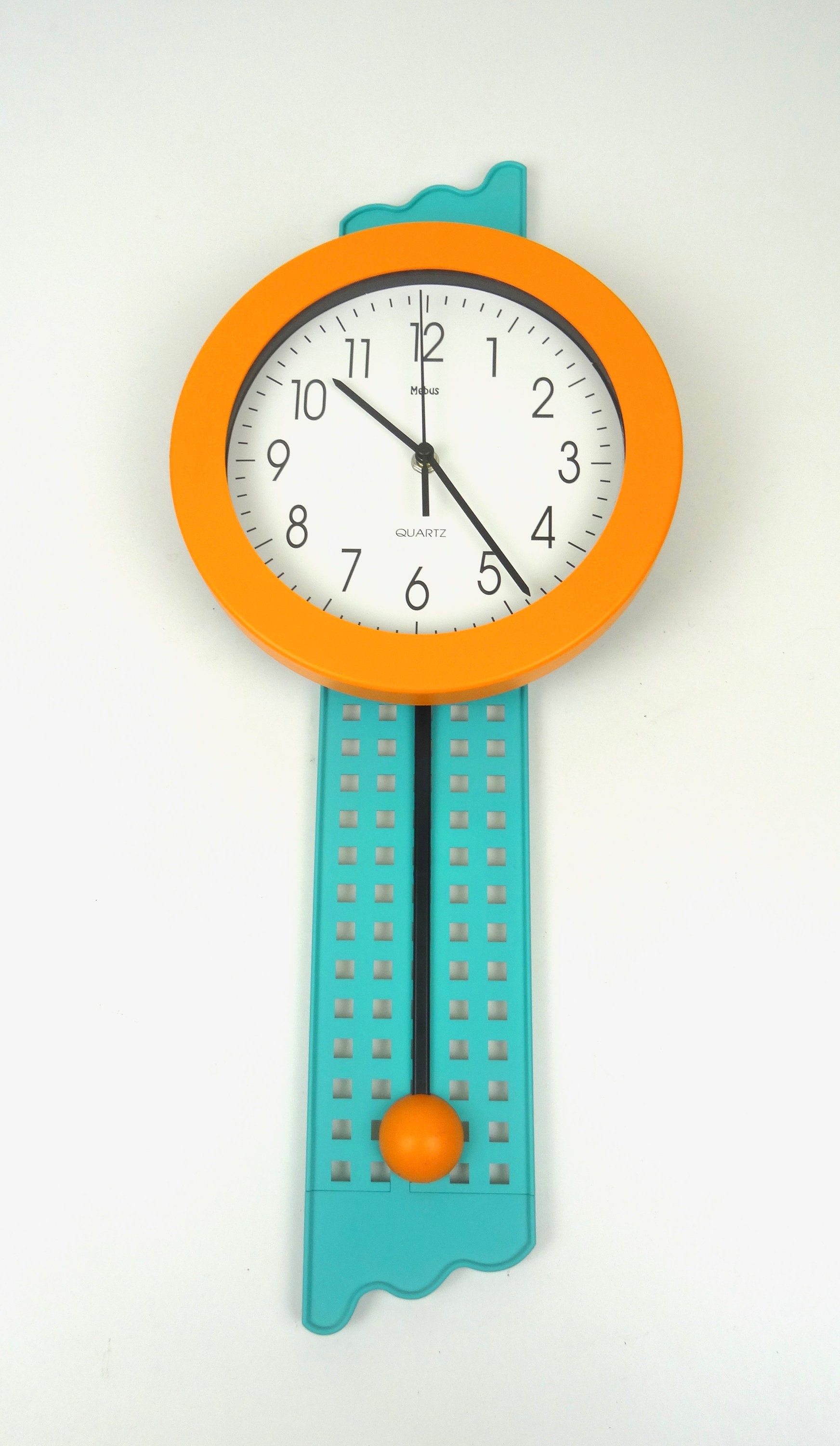 Rare Horloge Murale à Pendule Postmoderne Memphis Des Années 80 Par Mebus