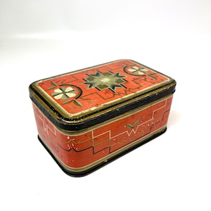 Puede incluir: Una taza de cerámica blanca con un asa negra y el texto "But First, Coffee" en negrita negra. La taza está sobre un fondo borroso. La taza mide aproximadamente 10 cm de alto.