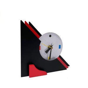 Reloj de escritorio Memphis Sottsass, raro, posmoderno, de los años 80, con triángulo rojo y negro.