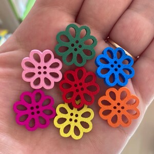 Set di 8 bottoni colorati in legno (0,75 pollici) bottoni colorati in legno a 4 fori, bottoni in legno a forma di fiore, artigianato fai da te