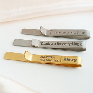 Clip per cravatta personalizzata Fermacravatta personalizzata da uomo Fermacravatta incisa Barra per cravatte per sposi Regalo per il giorno del matrimonio Regalo personalizzato per papà immagine 1