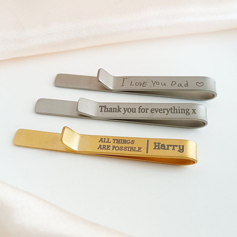 Clip per cravatta personalizzata Fermacravatta personalizzata da uomo Fermacravatta incisa Barra per cravatte per sposi Regalo per il giorno del matrimonio Regalo personalizzato per papà immagine 1