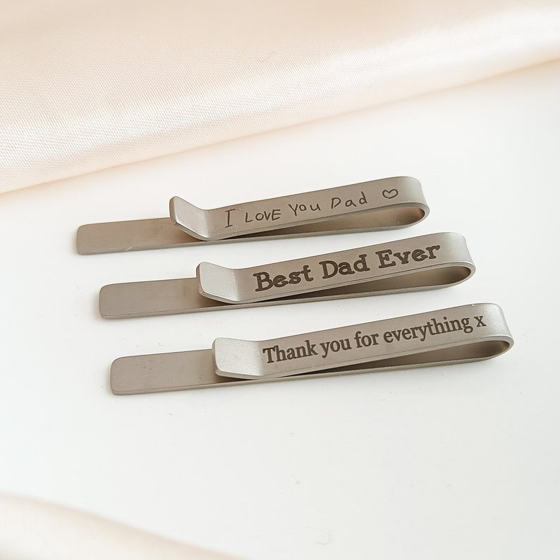 Clip per cravatta personalizzata Fermacravatta personalizzata da uomo Fermacravatta incisa Barra per cravatte per sposi Regalo per il giorno del matrimonio Regalo personalizzato per papà immagine 3