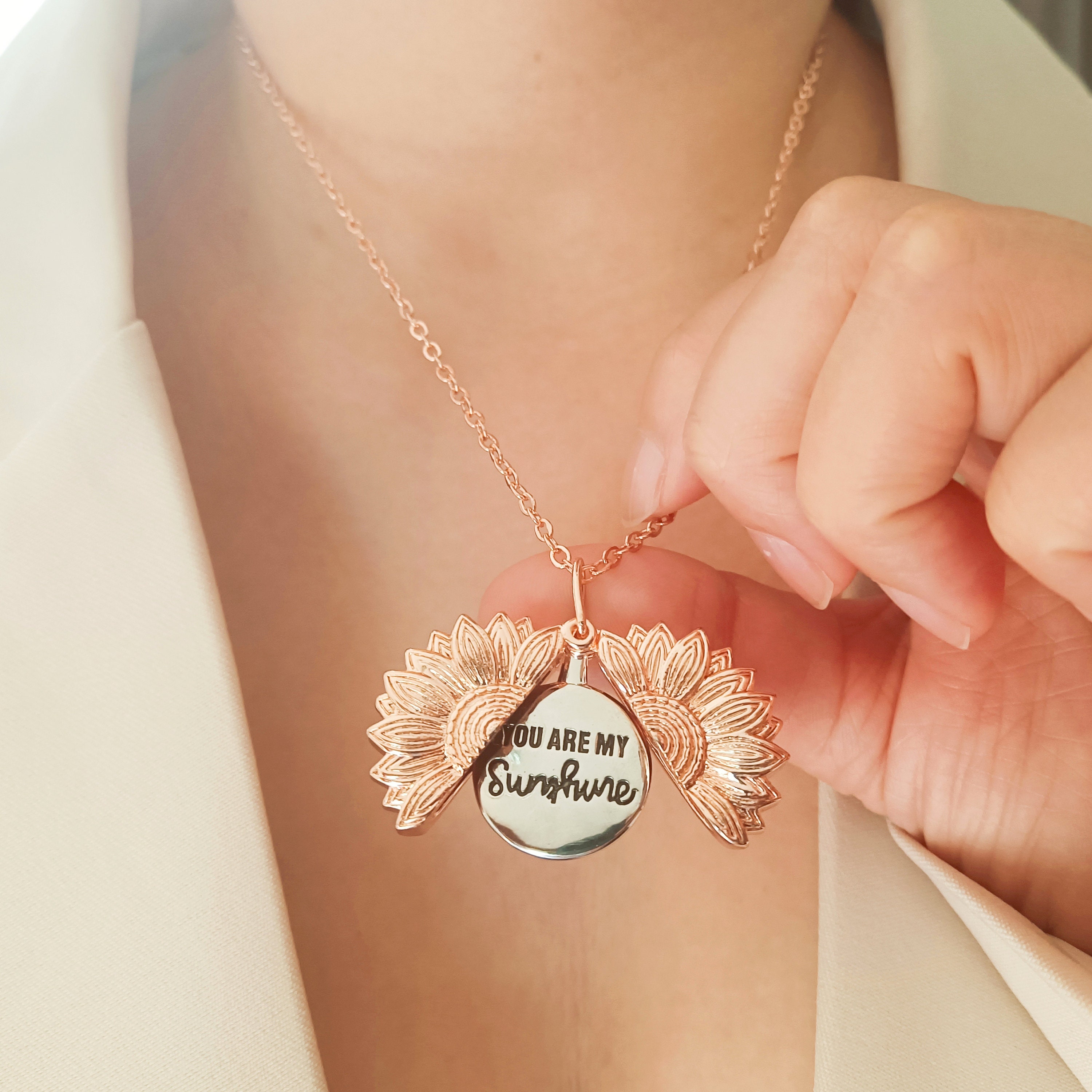Collana Ciondolo Ape Con Margherita – Placcato Argento 925, Incisione “You Are My Sunshine” - Foto 5