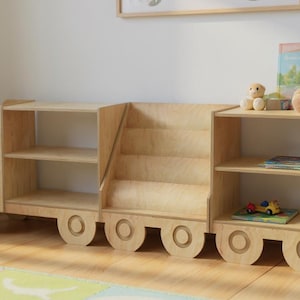 Libreria a forma di camioncino in legno per bambini, organizer per giocattoli Montessori, libreria per cameretta, scaffale per la stanza dei giochi dei più piccoli, mobili in legno per bambini. immagine 14