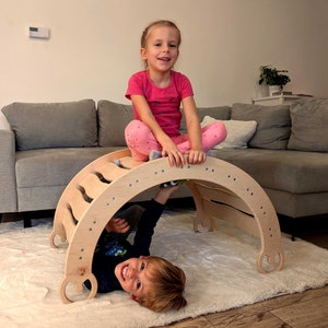 Holzwippe mit optionalem blauen Dreieckskissen, Kletterwandrutsche und Tischkletterbogen, Montessori-Kletterschaukel aus Sperrholz Bild 4