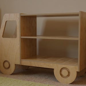 Libreria a forma di camioncino in legno per bambini, organizer per giocattoli Montessori, libreria per cameretta, scaffale per la stanza dei giochi dei più piccoli, mobili in legno per bambini. immagine 6