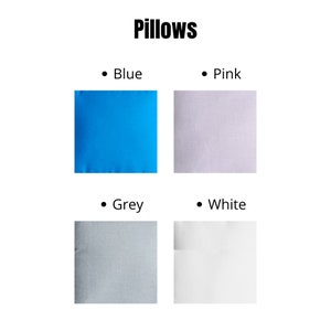 Pode incluir: Quatro almofadas quadradas em diferentes cores: azul, rosa, cinza e branco.