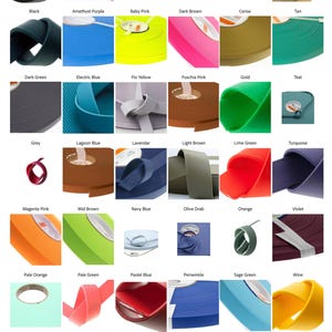 Puede incluir: Una colecci&oacute;n de treinta y seis rollos de material de fleje plano y flexible en una amplia variedad de colores s&oacute;lidos, incluyendo negro, varios tonos de azul, verde, rojo, amarillo, rosa, marr&oacute;n y tonos neutros, cada uno etiquetado con su nombre de color.