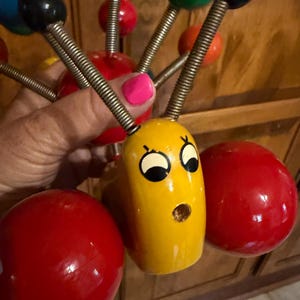 Juguete de madera para tirar Kouvalias, madera pintada y muelles de metal, fabricado en Grecia, oruga amarilla con forma de plátano, juguete vintage de los años 70.