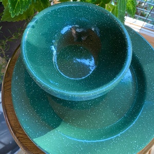 Emaille ware groene metalen splatter ware set van 4 dinerborden en schalen