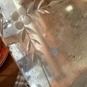 フェルトにエッチング加工を施したガラスミラー、ヴィンテージ1930年代風の花柄モチーフ、ひび割れ効果、曇りガラス風のホームデコレーション壁掛け