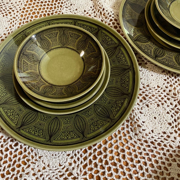 Taylor Smith & Taylor Co Taylor Ironstone Riviera USA 4-piece place settings. Retro Set of 2 St. Patrick’s Day