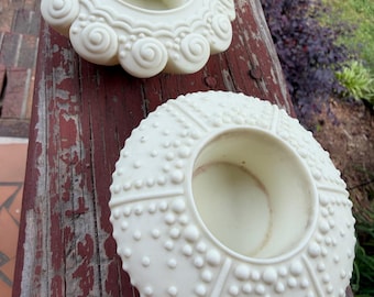 Portavelas Party Lite Sea Drifters con diseño de remolinos oceánicos y puntos en porcelana. Juego de 2 portavelas para velas de té.