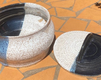 Tazón de cerámica de Esmeralda con tapa olla hecha a mano