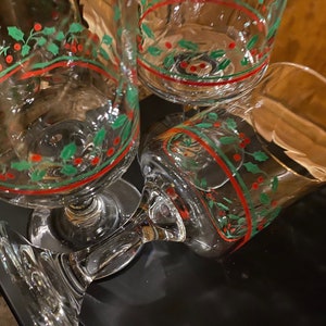 Arbys Christmas Goblets Footed Glasses Wine Glasses Holly Leaves and Red Berries Arcoroc 1980s Set of 5