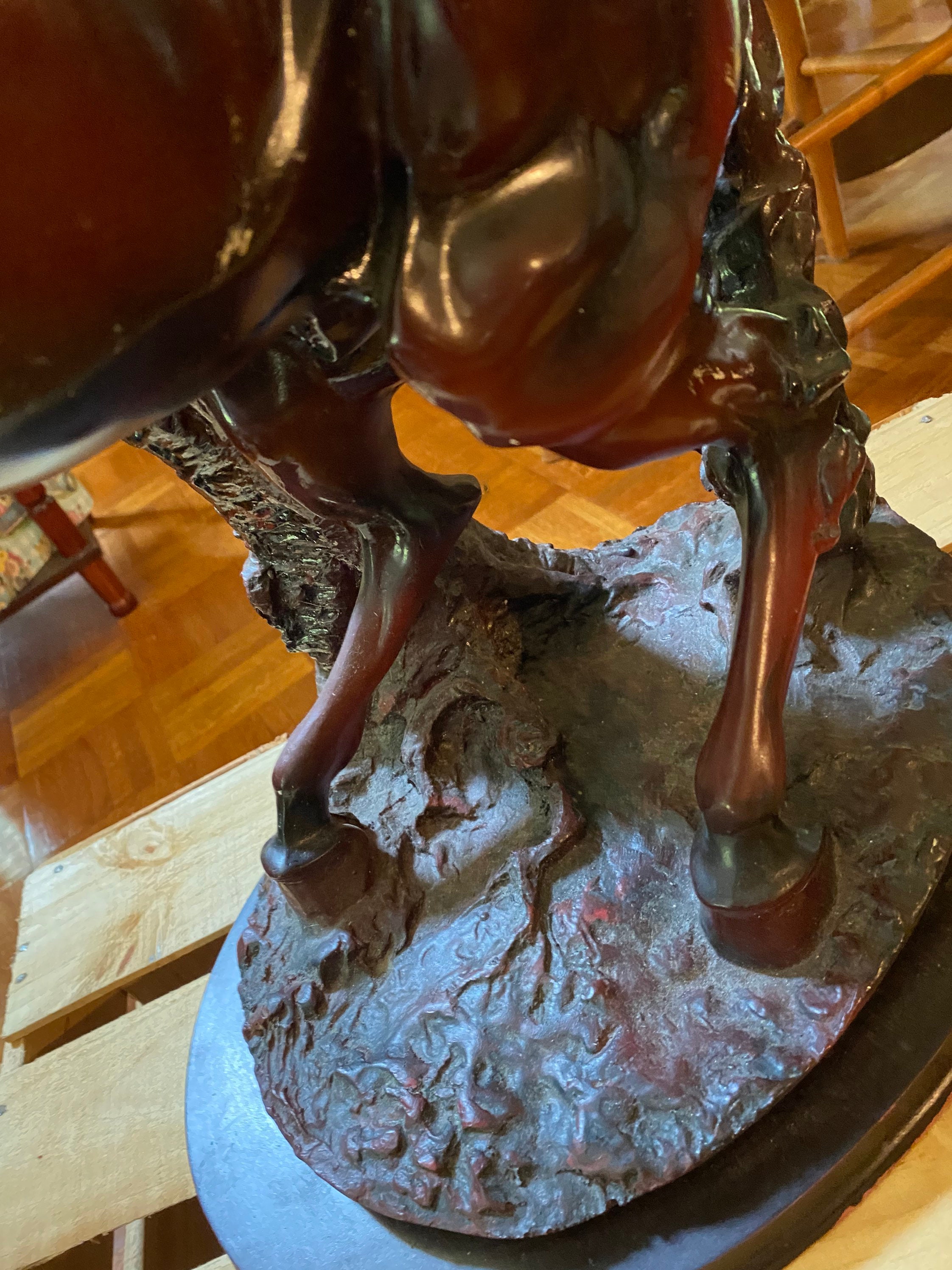 馬の像 赤茶色の樹脂製馬の像彫刻 高さ 21 インチ x 幅 17 インチ