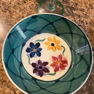 Vintage Gail Pittman Suppen Salatschüsseln handsigniert Daisy Chain Geschirr 1993 Set von 2