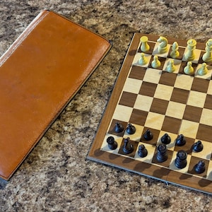 Jeu d'échecs de voyage magnétique dans un portefeuille en cuir, planche en bois pliante miniature et jeu d'échecs pour homme vintage