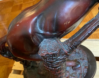 馬の像 赤茶色の樹脂製馬の像彫刻 高さ 21 インチ x 幅 17 インチ