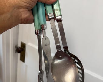 Serveerbestekset voor de bruidsmeisje, bestaande uit 4 stuks, met turquoise, aquagroene en tealgroene handvatten, van Sears Robuck & Co., vintage jaren 1950. Normale gebruikssporen.