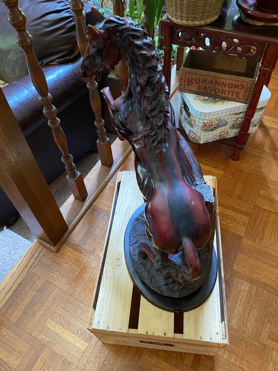 馬の像 赤茶色の樹脂製馬の像彫刻 高さ 21 インチ x 幅 17 インチ