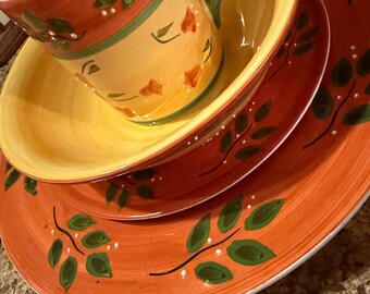 Retroneu Villa Florentine Set di stoviglie da 4 pezzi floreale arancione ruggine giallo verde goffrato bianco pois vintage