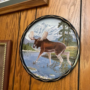 Bandeja de servir sinal de lata de alce, artista da vida selvagem dos anos 1950, James L Artig, suporte de placa, decoração de casa, sinal vintage