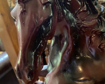 馬の像 赤茶色の樹脂製馬の像彫刻 高さ 21 インチ x 幅 17 インチ