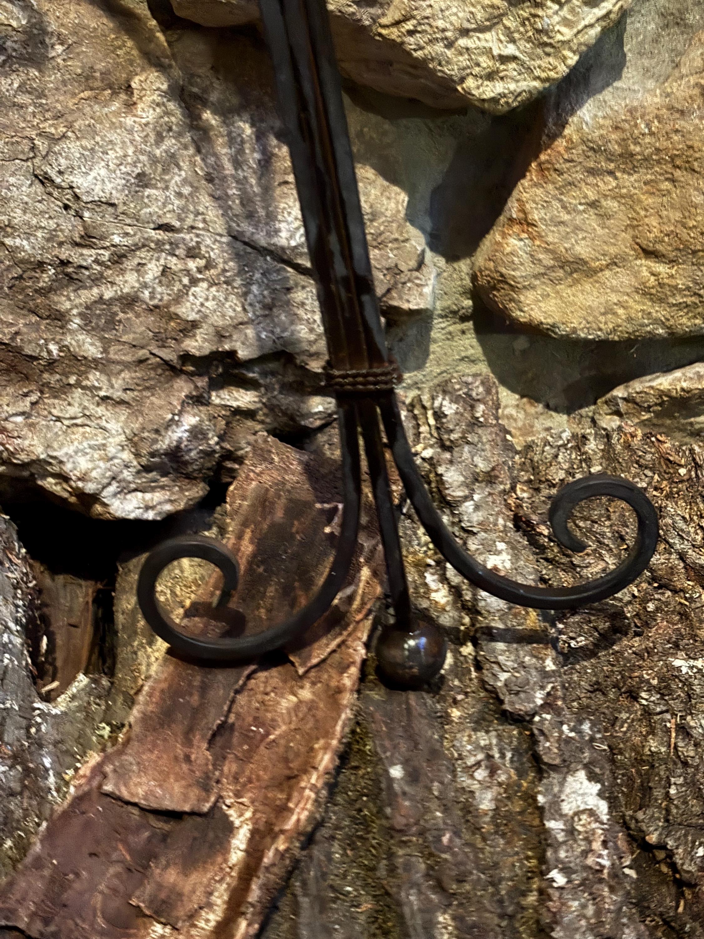 Cruz de hierro forjado con medallón floral rojo en el centro, crucifijo  para colgar en la pared, decoración para el hogar, terraza o patio, 32 x 22, image size:2250x3000