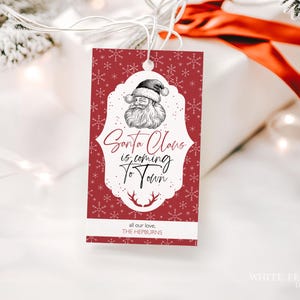 Modelo de etiqueta para presente de Natal do Papai Noel, etiqueta para presente do Papai Noel, etiqueta para presente do Papai Noel está chegando na cidade, modelo de etiqueta para feriado, editável