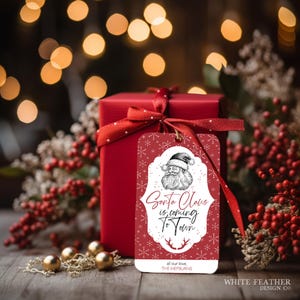 Modelo de etiqueta para presente de Natal do Papai Noel, etiqueta para presente do Papai Noel, etiqueta para presente do Papai Noel está chegando na cidade, modelo de etiqueta para feriado, editável