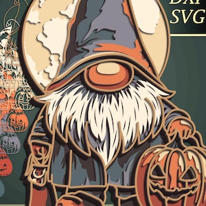 Può includere: Un design artistico in carta a strati di uno gnomo di Halloween che tiene in mano una zucca intagliata. Lo gnomo indossa un cappello alto e ha una lunga barba bianca. Lo sfondo include una luna piena e il testo "8 layer", "Ai, DXF, SVG".