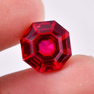 Può includere: Una pietra preziosa di forma ottagonale di colore rosso intenso con taglio a faccette.