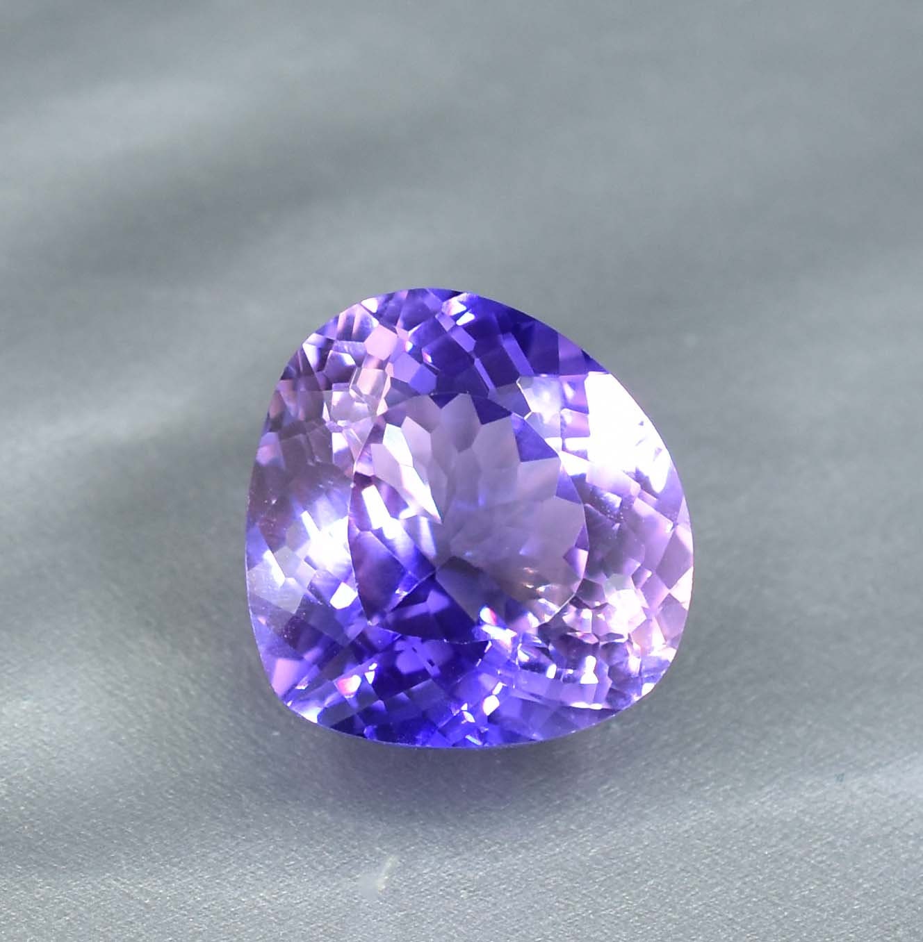 Pierre Musgravite Naturelle 23,85 Carats - Couleur Gris-violet, Forme Coussin, Certifiée AGL, Provenance Tanzanie