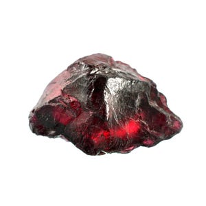 Enorme e raríssima pedra de painita vermelha 100% natural, com 171,95 ct, lapidada em bruto, certificada pelo GIT. Cor raríssima e sem tratamento térmico. Peça bruta solta.