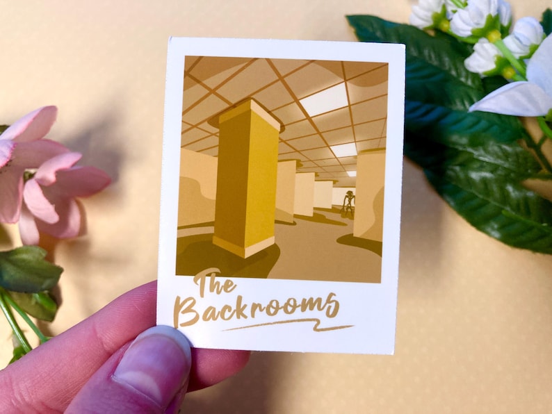 Pu&ograve; includere: Un'illustrazione digitale di un pilastro giallo in una stanza con un soffitto piastrellato. Il testo "The Backrooms" &egrave; scritto in lettere dorate nella parte inferiore dell'immagine.