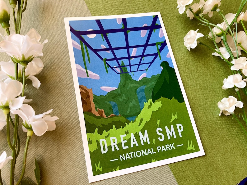 Może przedstawiać: Kolorowa ilustracja parku narodowego o nazwie "Dream SMP - National Park". Obraz przedstawia błękitne niebo z siatką nad głową, zielone wzg&oacute;rza i ciemnozieloną postać stojącą na wzg&oacute;rzu.