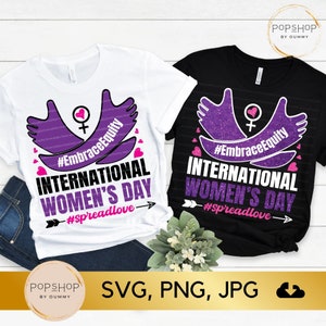 Peut inclure: Deux designs de t-shirts pour la Journée internationale des femmes. Le t-shirt blanc présente un motif violet avec le texte "#EmbraceEquity" et "JOURNÉE INTERNATIONALE DES FEMMES #spreadlove". Le t-shirt noir présente le même motif violet avec le texte "#EmbraceEquity" et "JOURNÉE INTERNATIONALE DES FEMMES #spreadlove".