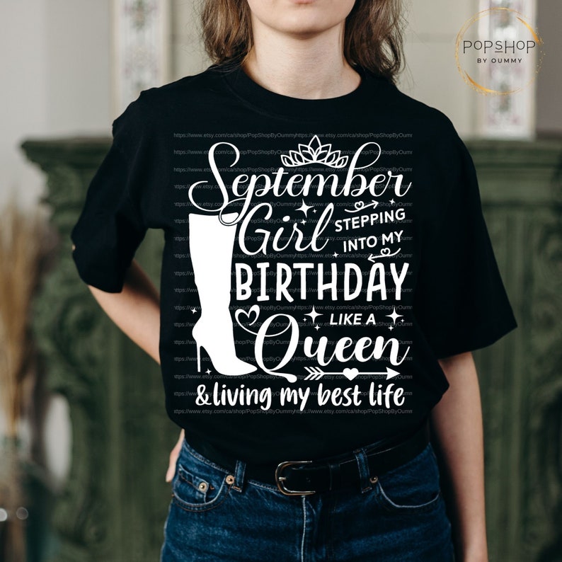 K&ouml;nnte beinhalten: Schwarzes T-Shirt mit wei&szlig;em Text, der "September Girl Stepping into My Birthday Like a Queen & Living My Best Life" lautet. Der Text ist von Herzen, Sternen und einer Krone umgeben. Links vom Text befindet sich eine wei&szlig;e Stiefelgrafik.