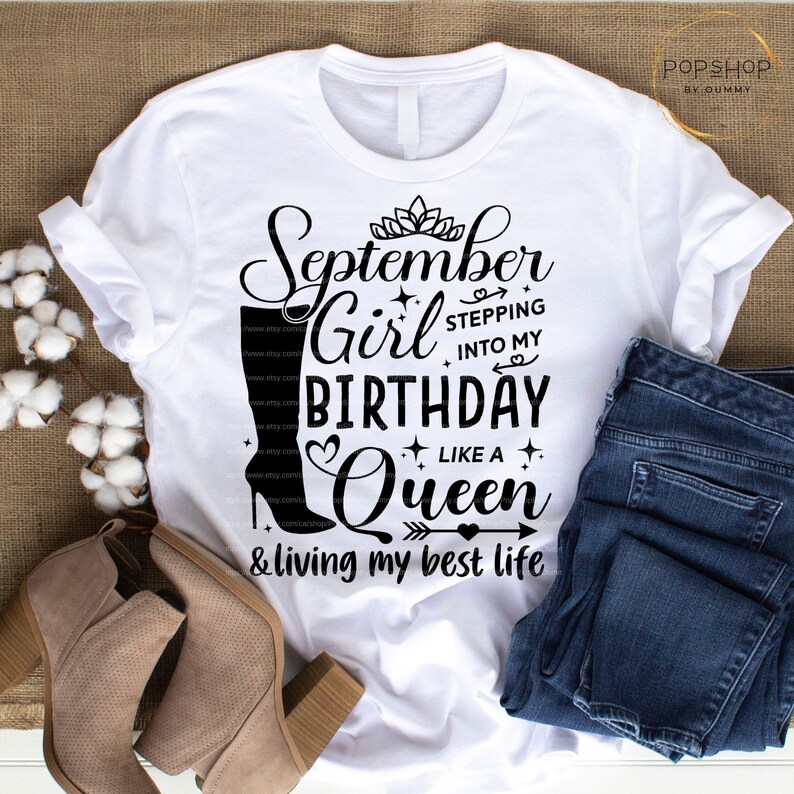 K&ouml;nnte beinhalten: Wei&szlig;es T-Shirt mit schwarzem Text, der "September Girl Stepping into My Birthday Like a Queen & living my best life" lautet. Der Text ist mit einer Krone, Herzen und Sternen verziert.