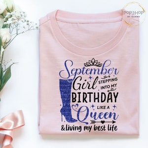 K&ouml;nnte beinhalten: Rosa T-Shirt mit einer blauen Grafik, auf der "September Girl Birthday Like a Queen & living my best life" steht.